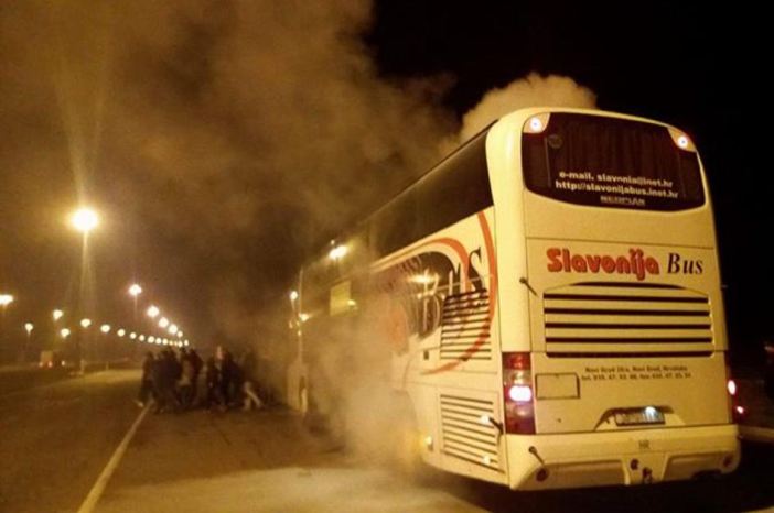 Planule kočnice na busu, vozač evakuirao ljude i ugasio vatru  