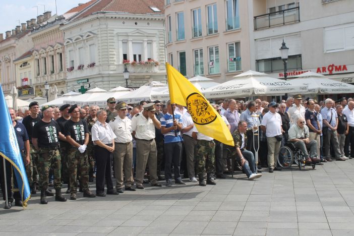 Svečani mimohod hrvatskih branitelja ulicama Slavonskog Broda