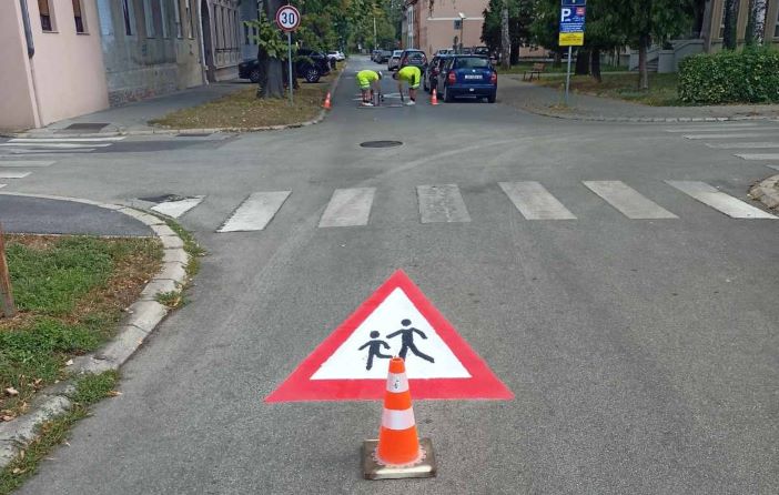 Obnavljanje horizontalne signalizacije ispred škola 