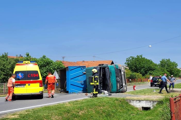 Prevrnuo se kamion s prikolicom!
