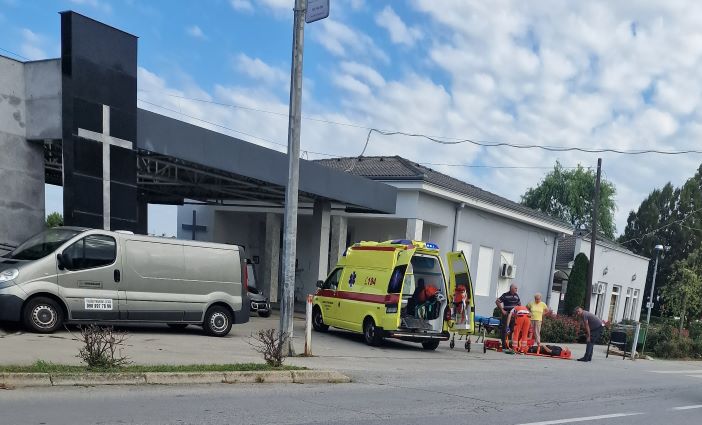 Na djelatnika Komunalca naletio automobil dok je prevozio kante preko ceste