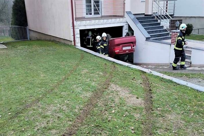 Sletio s ceste i na krovu &quot;parkirao&quot; u tuđu garažu