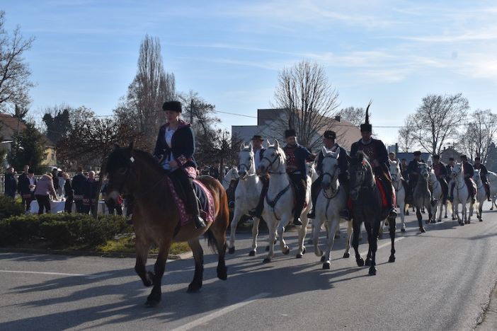 Kad bećari šorom zapivaju: Održano 4. šokačko jahanje u Rešetarima