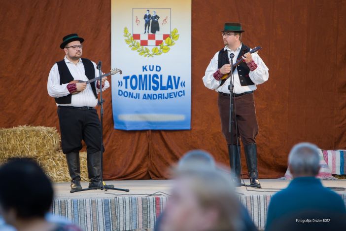 &quot;Oj samice, drvo javorovo, k&#039;o te svir&#039;o nikad ne bolov&#039;o&quot;