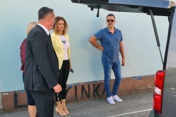 Novi kombi za učenike OŠ &quot;Milan Amruš&quot;