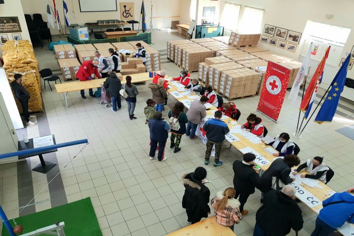 Podjela humanitarnih paketa u organizaciji Crvenog križa