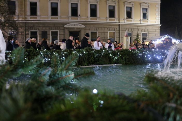 Upaljena prva adventska svijeća