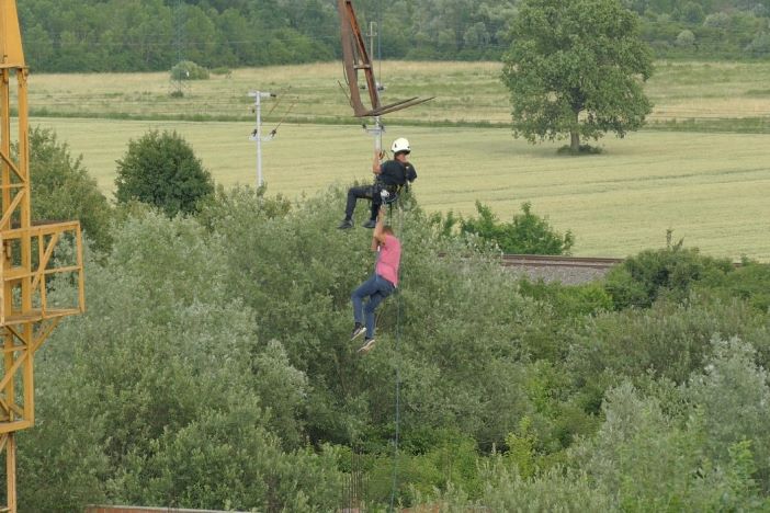 Pokušaj &quot;visinske&quot; krađe- vatrogasci ga skidali s dizalice!