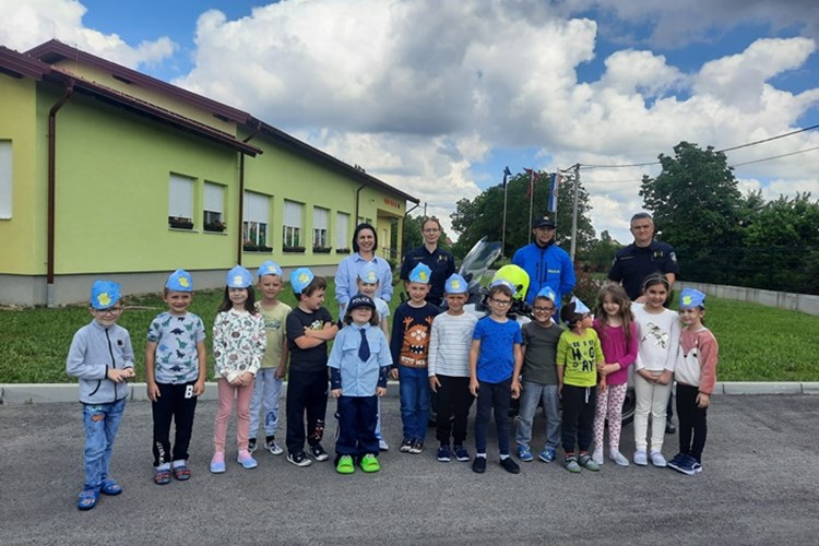 Ruščica: Mališane razveselio dolazak policijskih službenika