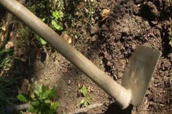 Pijanog susjeda udarila motikom u glavu